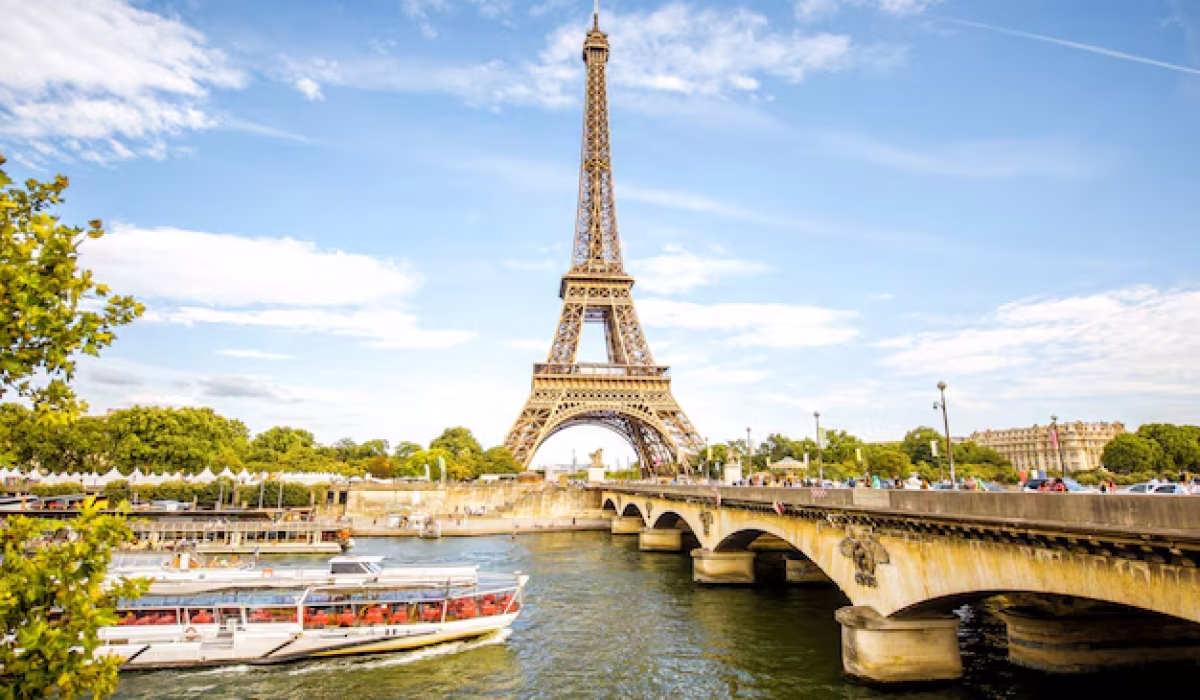 ver-famosa-torre-eiffel-rio-sena-puente-paris_506452-9940